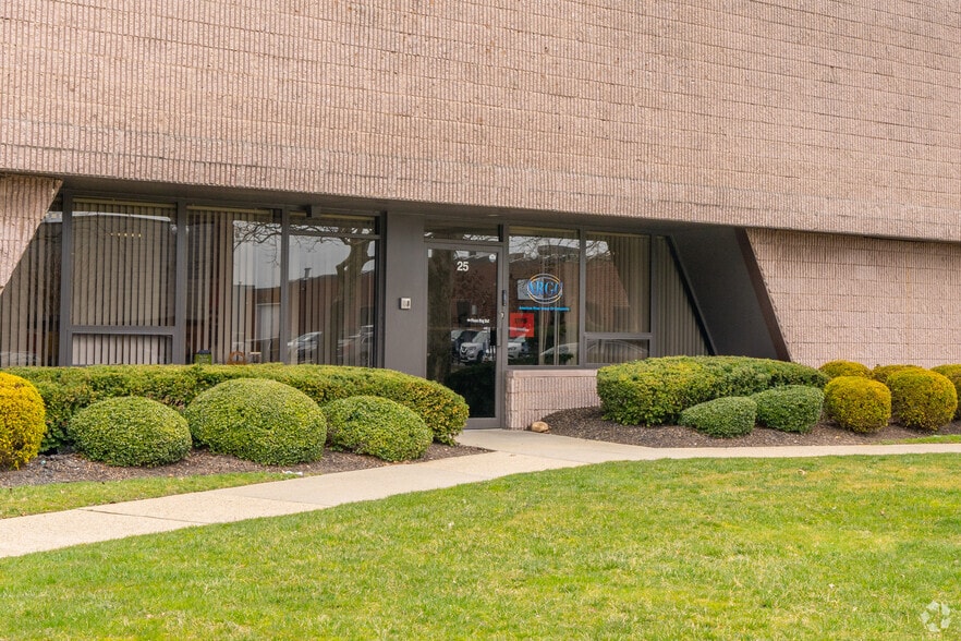 More Photos Of 25-33 Dubon Ct, Farmingdale Warehouse For Lease