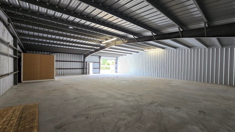 More Photos Of 1618 Callaway Dr, Alvin Warehouse For Lease