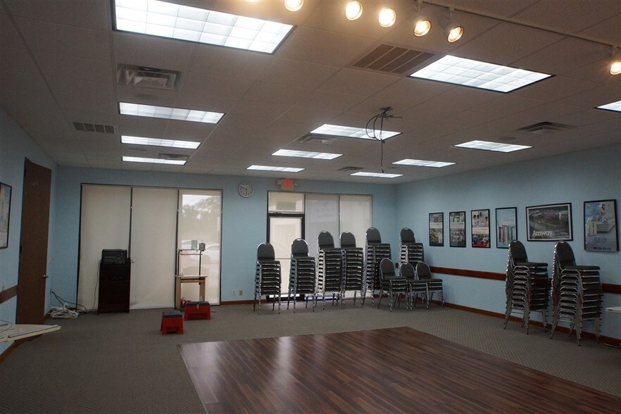 More Photos Of 5855 Sovereign Dr, Houston Office For Lease