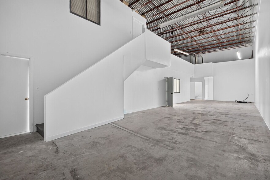 More Photos Of 4700-4712 NE 11th Ave, Oakland Park Warehouse For Lease