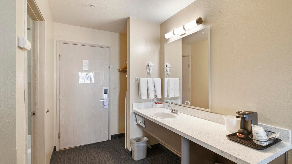 More Photos Of 1509 6th St, Wells Hotel For Sale