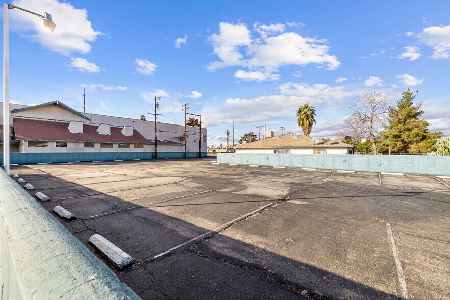 More Photos Of 276 Union Ave, Bakersfield Light Distribution For Sale