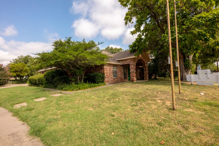 More Photos Of 1005 N Elm St, Denton Office For Lease