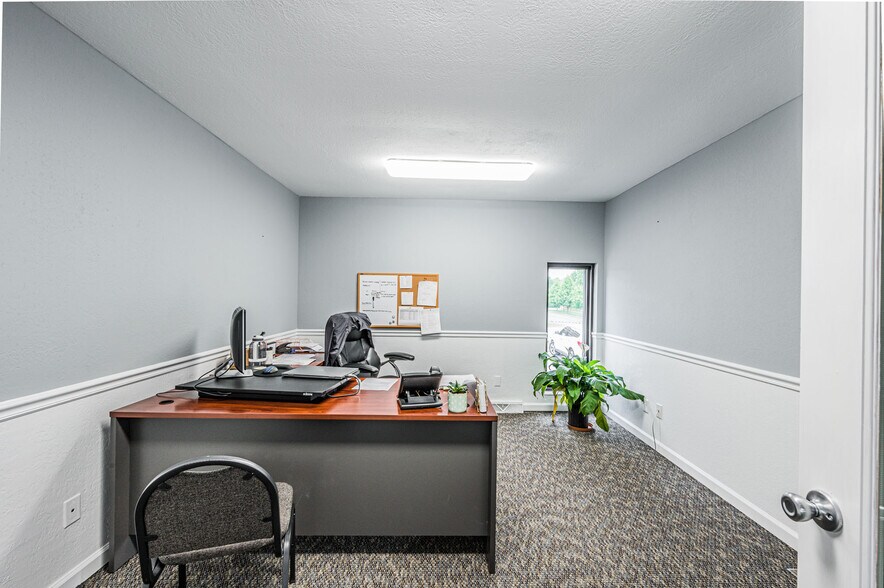 More Photos Of 1502 Westen St, Bowling Green Office For Sale