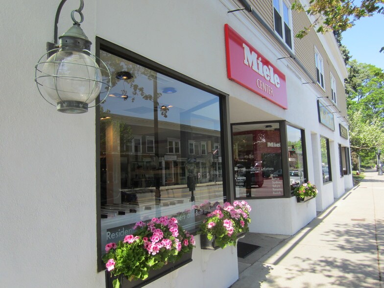 More Photos Of 555 Washington St, Wellesley Storefront Retail Office For Lease