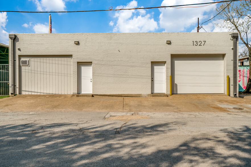 Primary Photo Of 1327 Plowman Ave, Dallas Showroom For Lease