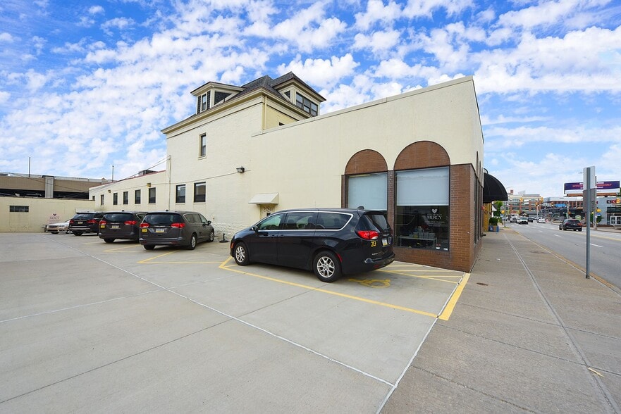 More Photos Of 4749 Baum Blvd, Pittsburgh Showroom For Lease