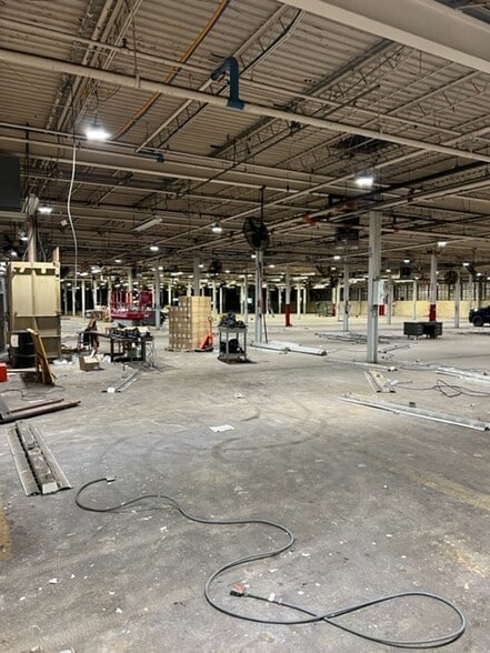 More Photos Of 400 Myron St, Youngstown Manufacturing For Lease