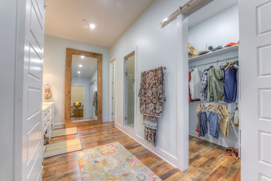 More Photos Of 405 Monroe Ave, Memphis Showroom For Sale