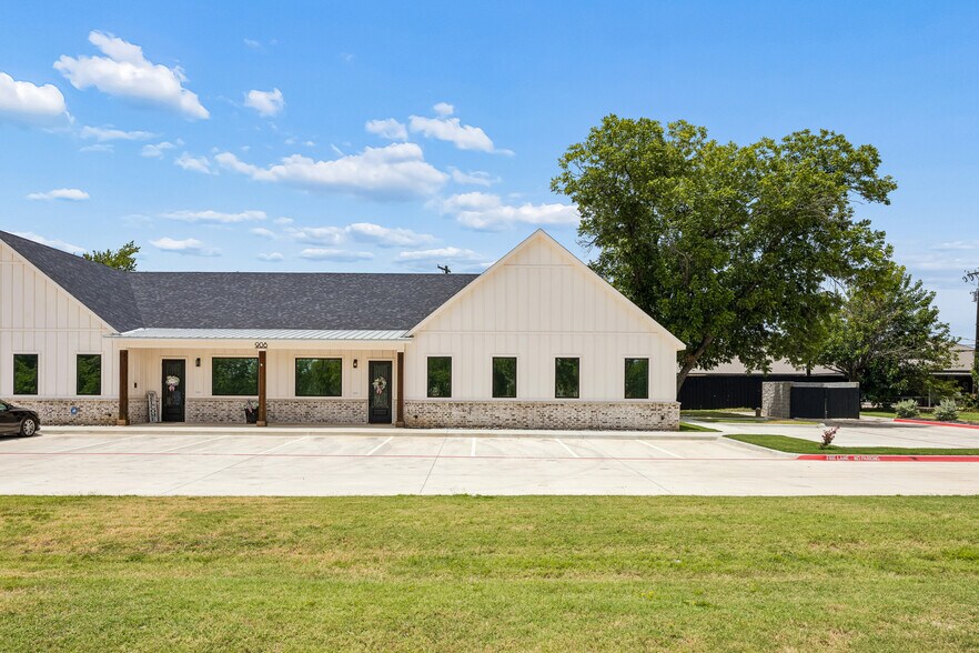More Photos Of 908 Cresthaven Dr, Euless Showroom For Lease