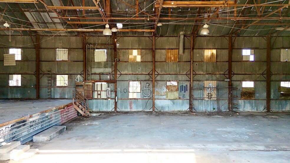 More Photos Of 305 W Houston St, Beeville Warehouse For Sale