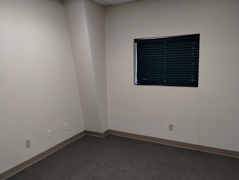 More Photos Of 1670 Paonia St, Colorado Springs Distribution For Lease