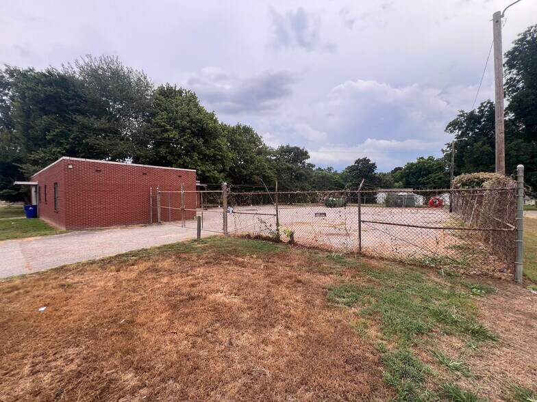 More Photos Of 211 W Walnut Ave, McKenzie General Retail For Lease