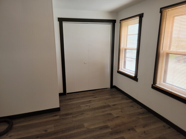 More Photos Of 450 Montana Ave, Lovell Storefront Retail Office For Sale