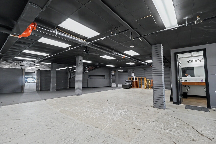More Photos Of 312 E Main St, Grand Prairie Showroom For Lease