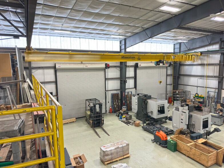 More Photos Of 14427 Interdrive W, Houston Warehouse For Lease