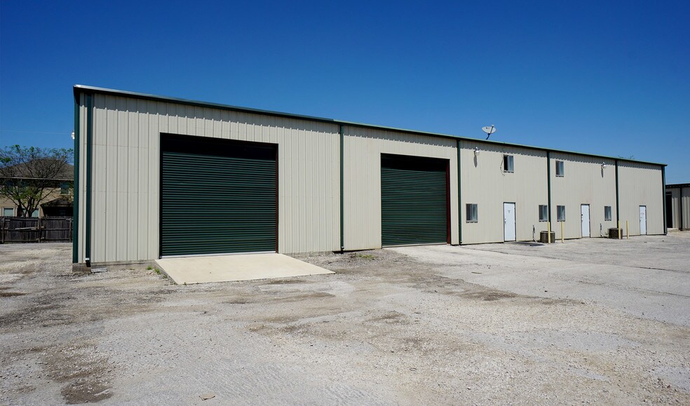 More Photos Of 18 Indian Meadows Dr, Round Rock Warehouse For Lease