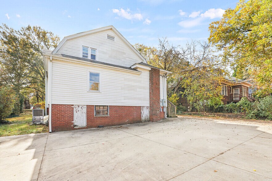 More Photos Of 113 Whitsett St, Greenville Office For Sale