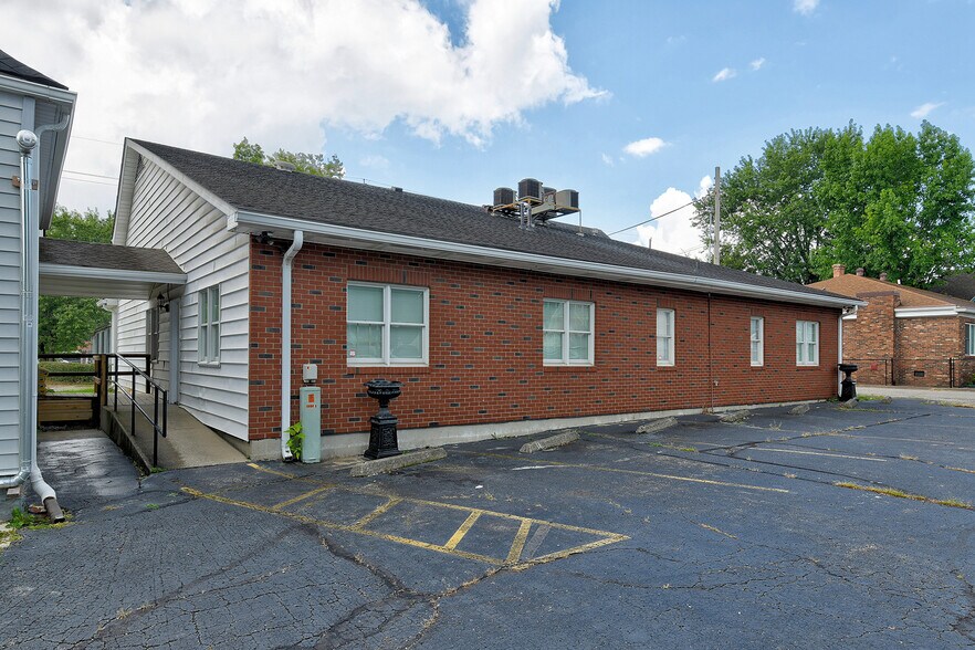 More Photos Of 1604 State St, New Albany Office For Sale