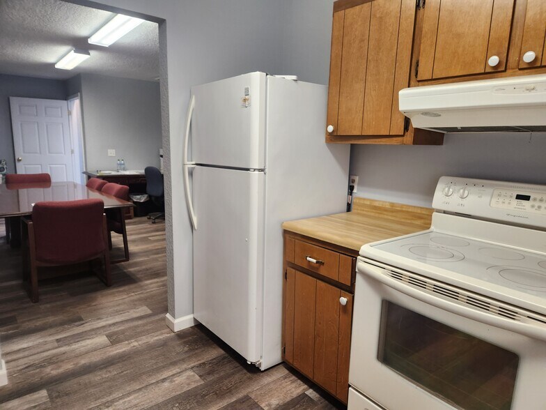 More Photos Of 1563 W Cherry St, Jesup Office For Sale