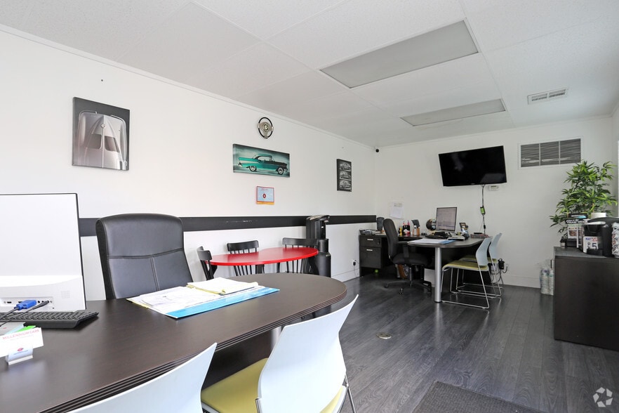 More Photos Of 2730 Garnet Ave, San Diego Auto Dealership For Sale