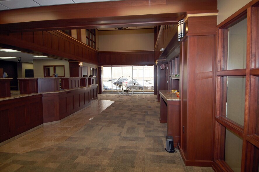 More Photos Of 102 E Main St, Washington Office For Sale
