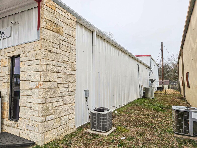 More Photos Of 5424 W Oak St, Palestine Showroom For Lease