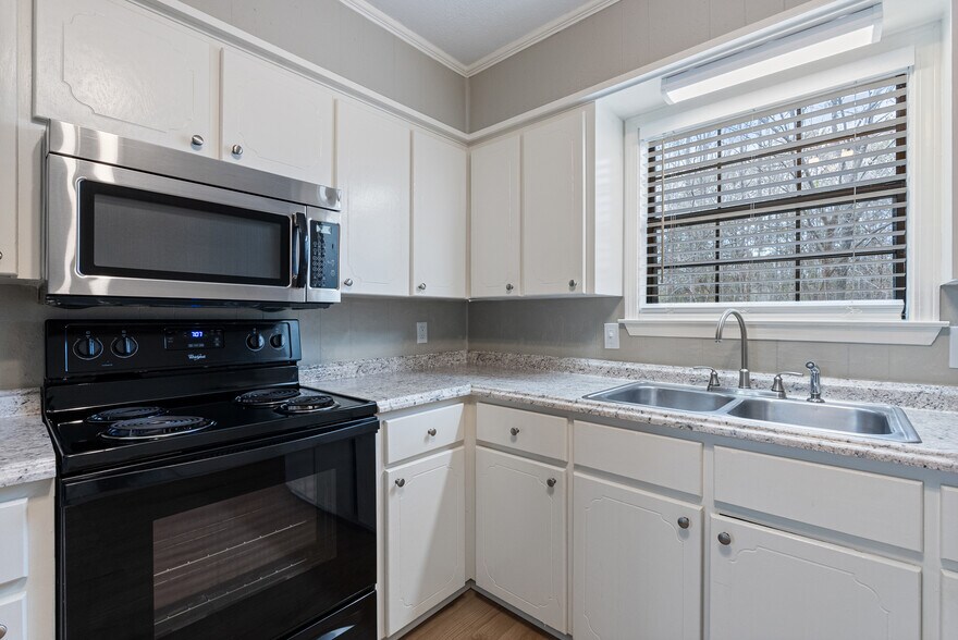More Photos Of 16 Linder Rd, Greenbrier Apartments For Sale