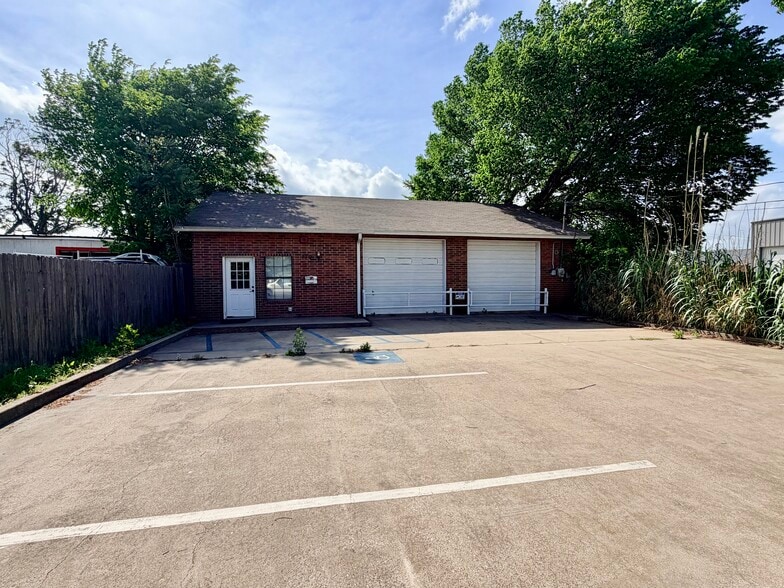 More Photos Of 730 Wainwright St, Denton Office For Lease