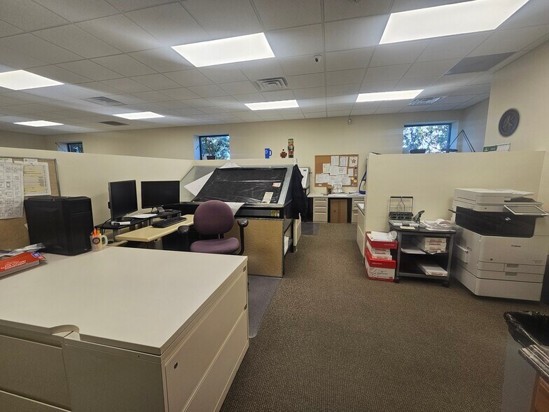More Photos Of 125 S Wellwood Ave, Lindenhurst Office For Lease
