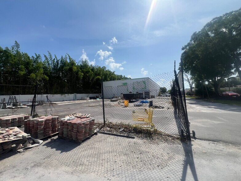 More Photos Of 7704 W Hillsborough Ave, Tampa Warehouse For Lease