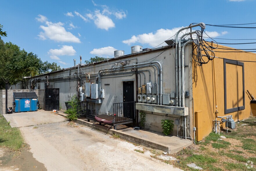 More Photos Of 811 Avenue D, Katy Storefront For Lease