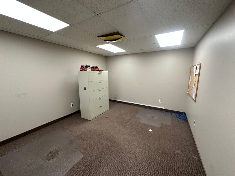 More Photos Of 270 Spagnoli Rd, Melville Office For Lease