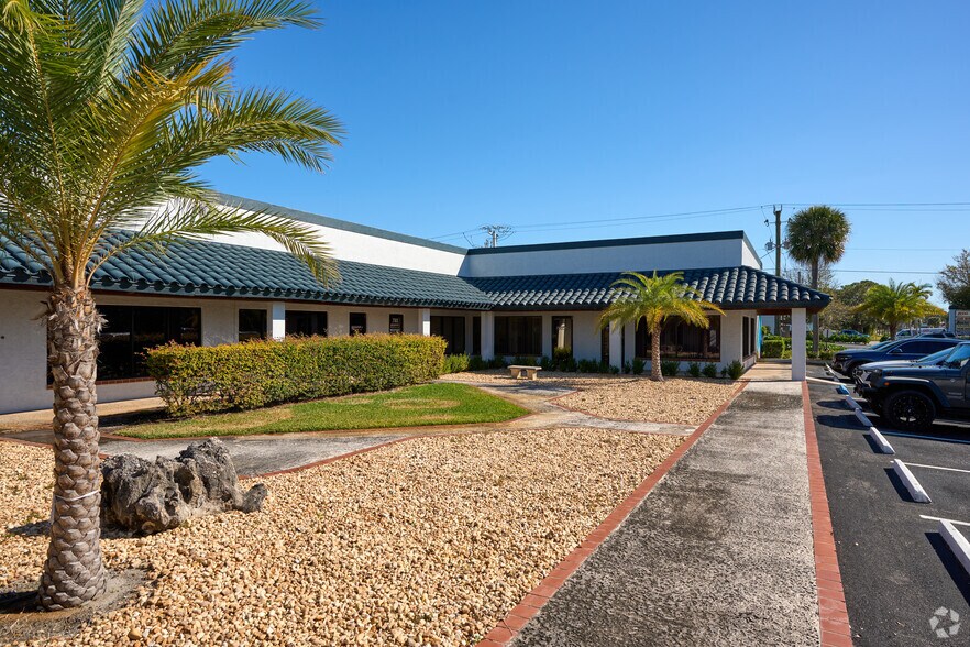 More Photos Of 895 NE Dixie Hwy, Jensen Beach Unknown For Lease