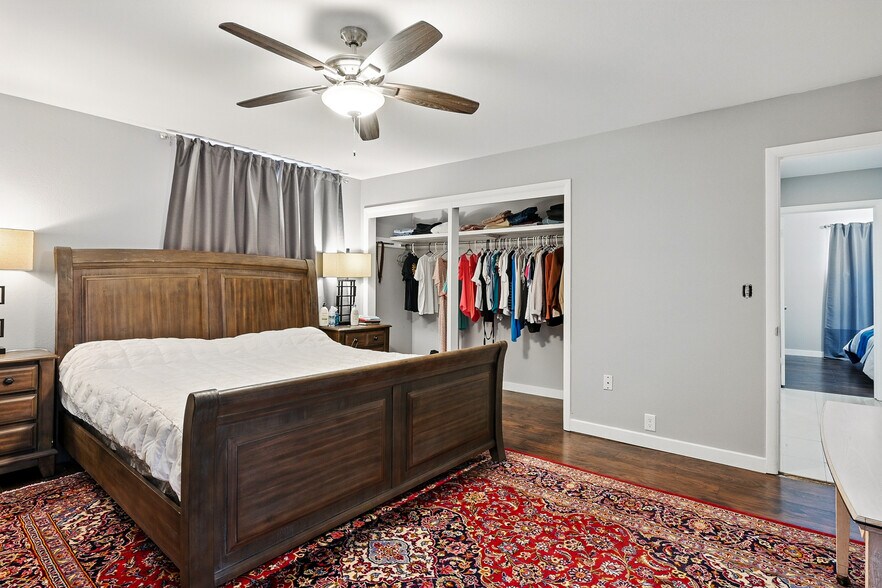 More Photos Of 91 E Main St, Bicknell Hotel For Sale