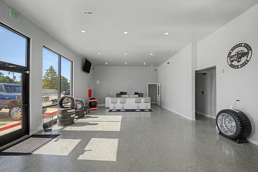 More Photos Of 212 N Lincoln Rd, Rockville General Retail For Sale