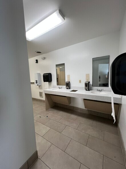 More Photos Of 5739 Green Valley Ct, Oshkosh Manufacturing For Lease