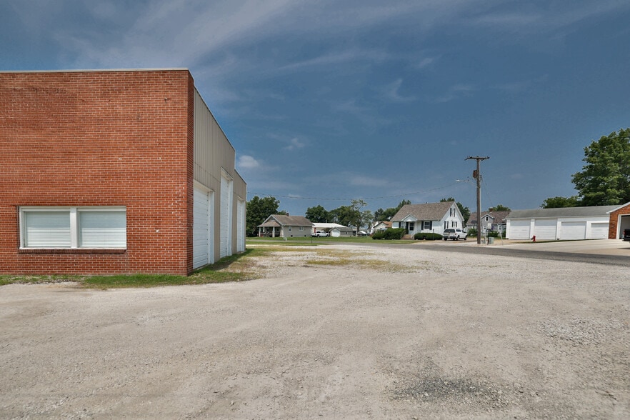 More Photos Of 205 S Old Route 66, Hamel Service For Lease