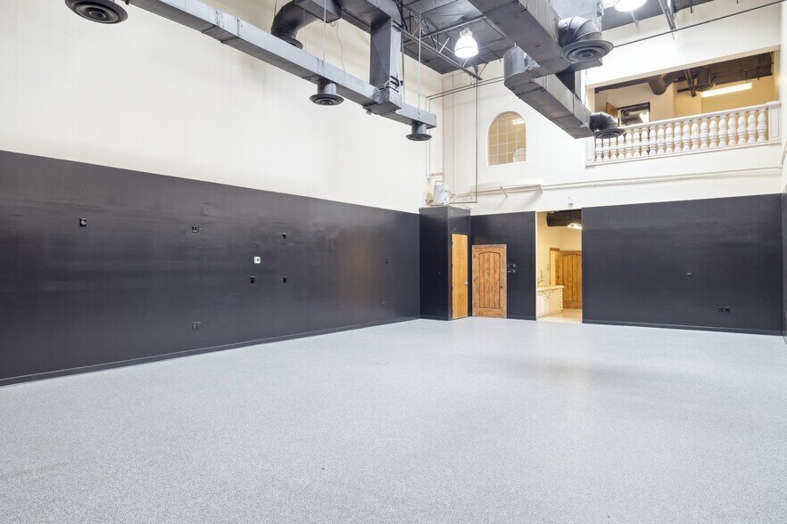 More Photos Of 9096 E Bahia Dr, Scottsdale Showroom For Sale