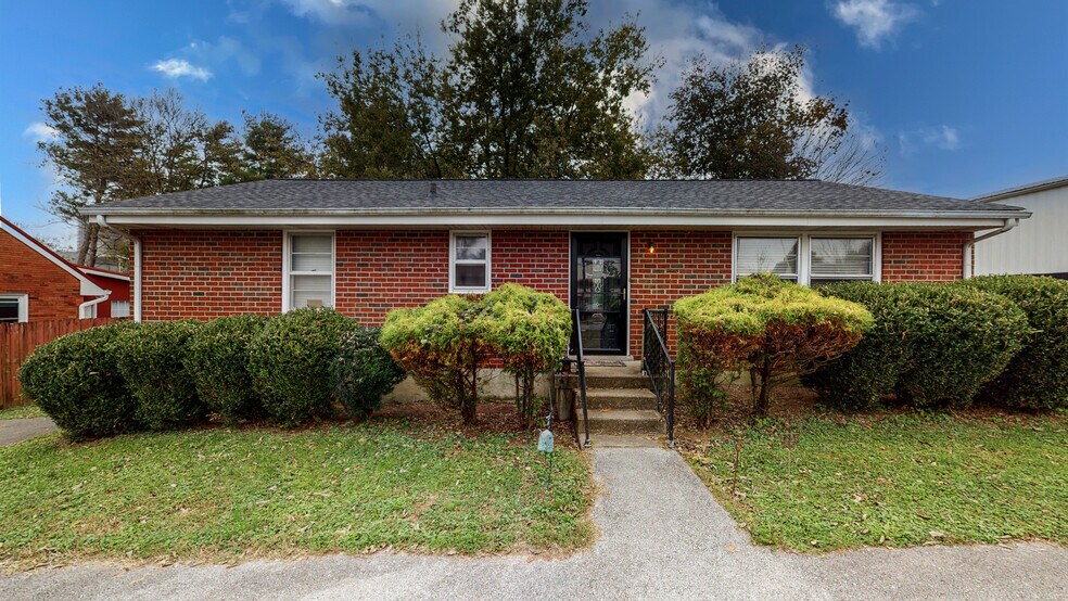 More Photos Of 110 Confederate Dr, Franklin Office Residential For Lease