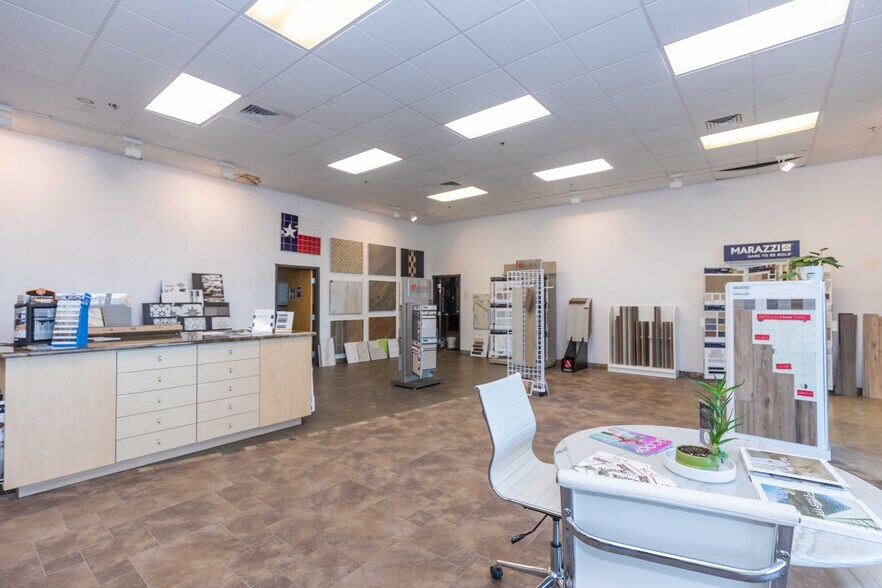 More Photos Of 9005 Roach Dr, Amarillo Showroom For Lease