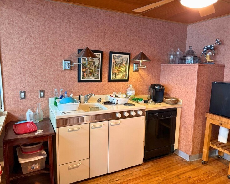 More Photos Of 113 Myrtle St, Thomasville Light Distribution For Sale