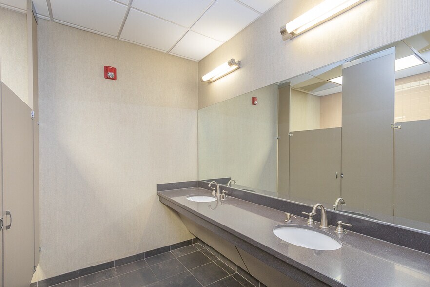 More Photos Of 129 N Main St, Anderson Office For Lease