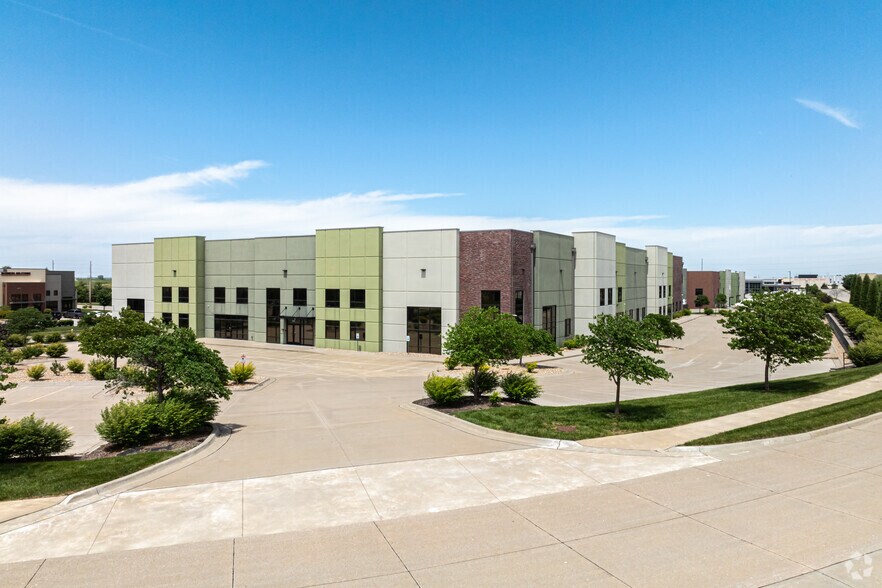 More Photos Of 2620 NE McBaine Dr, Lee's Summit Warehouse For Lease