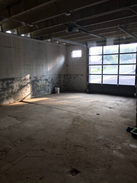 More Photos Of 1155 Franklin St, Clarksville Warehouse For Lease