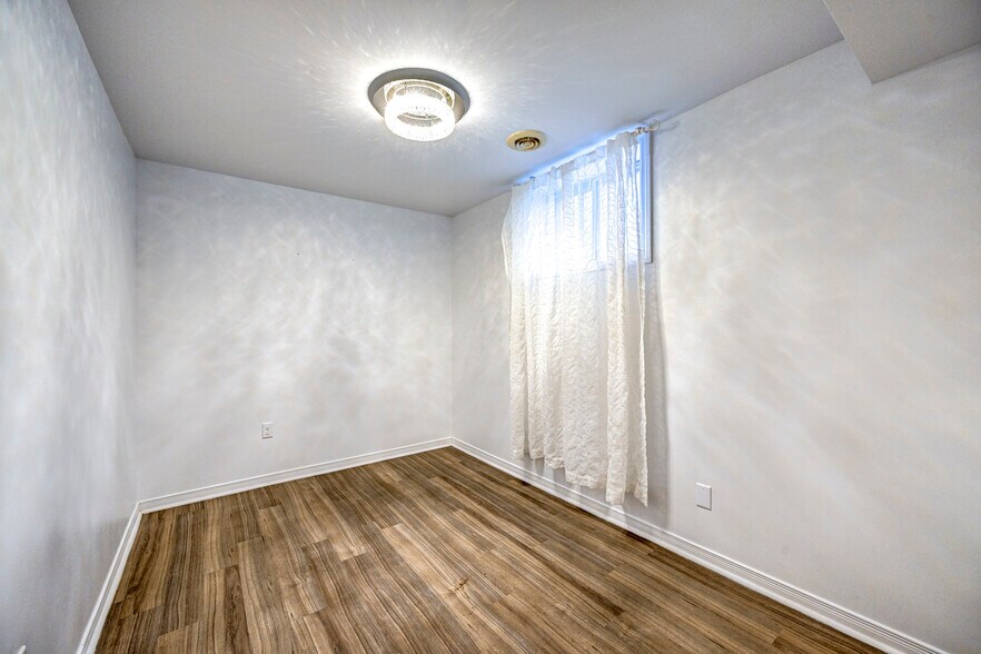 More Photos Of 103 Boul Perrot, L'Île-Perrot Storefront For Sale