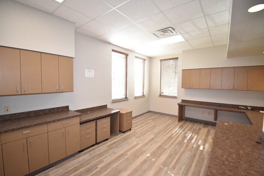 More Photos Of 2401 W Oak St, Denton Medical For Sale