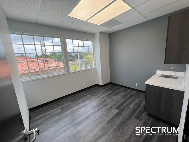 More Photos Of 23206 Lyons Ave, Santa Clarita Medical For Sale