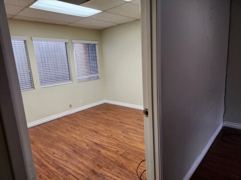 More Photos Of 7041 Owensmouth Ave, Canoga Park Office For Sale