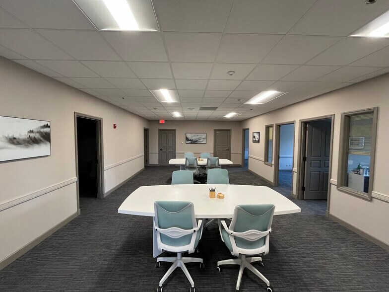 More Photos Of 201 S Grove Ave, Barrington Office For Lease